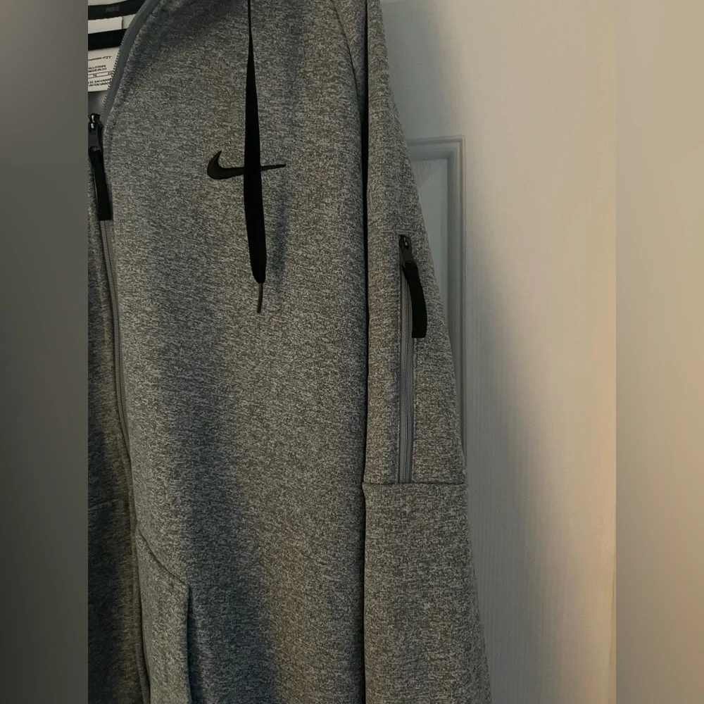 🆕 Nike Therma-Fit Gray Hoodie - Picture 2 of 4